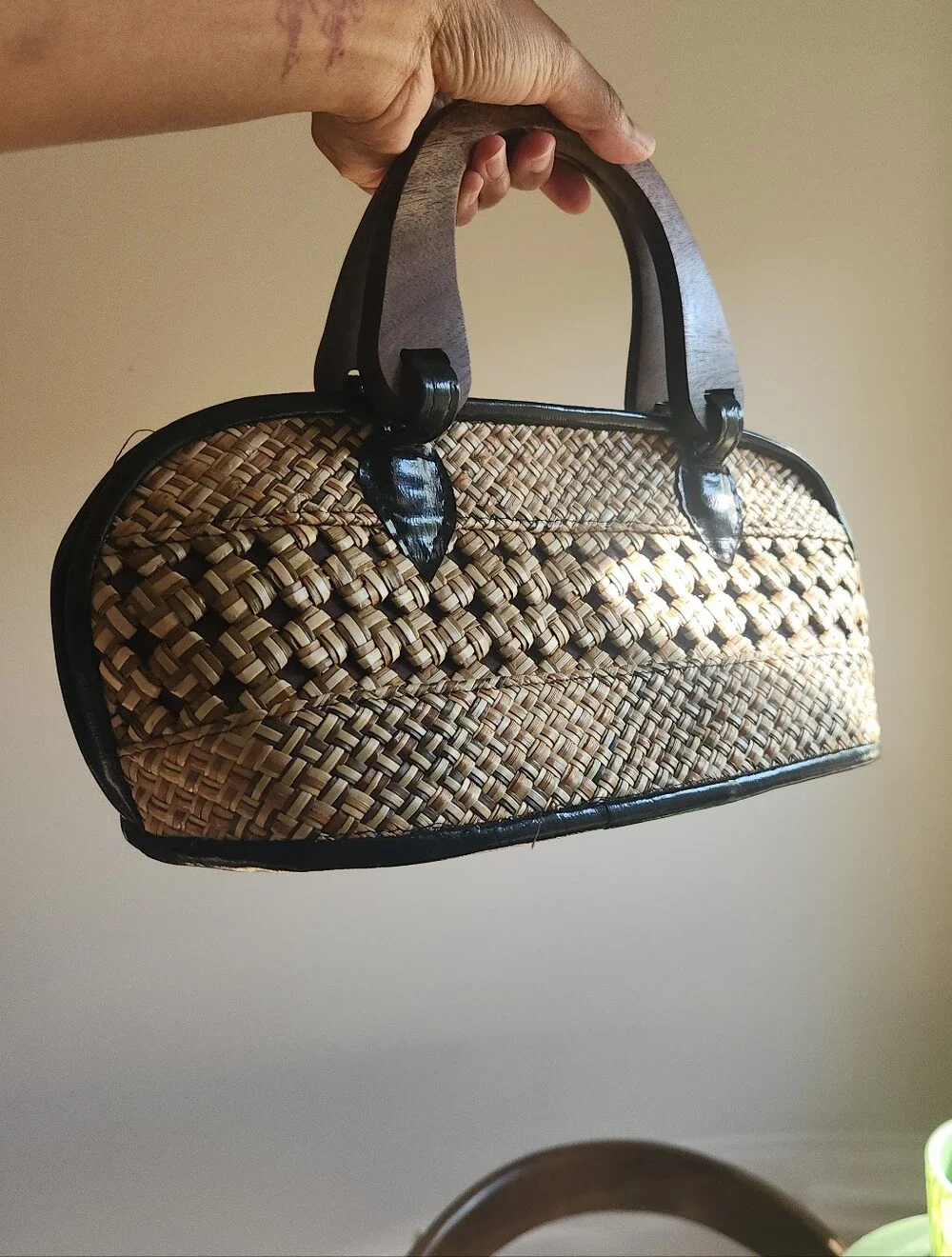 Vintage Woven Straw Handbag Wooden Handles Zip Top Structured Boho Resort Purse